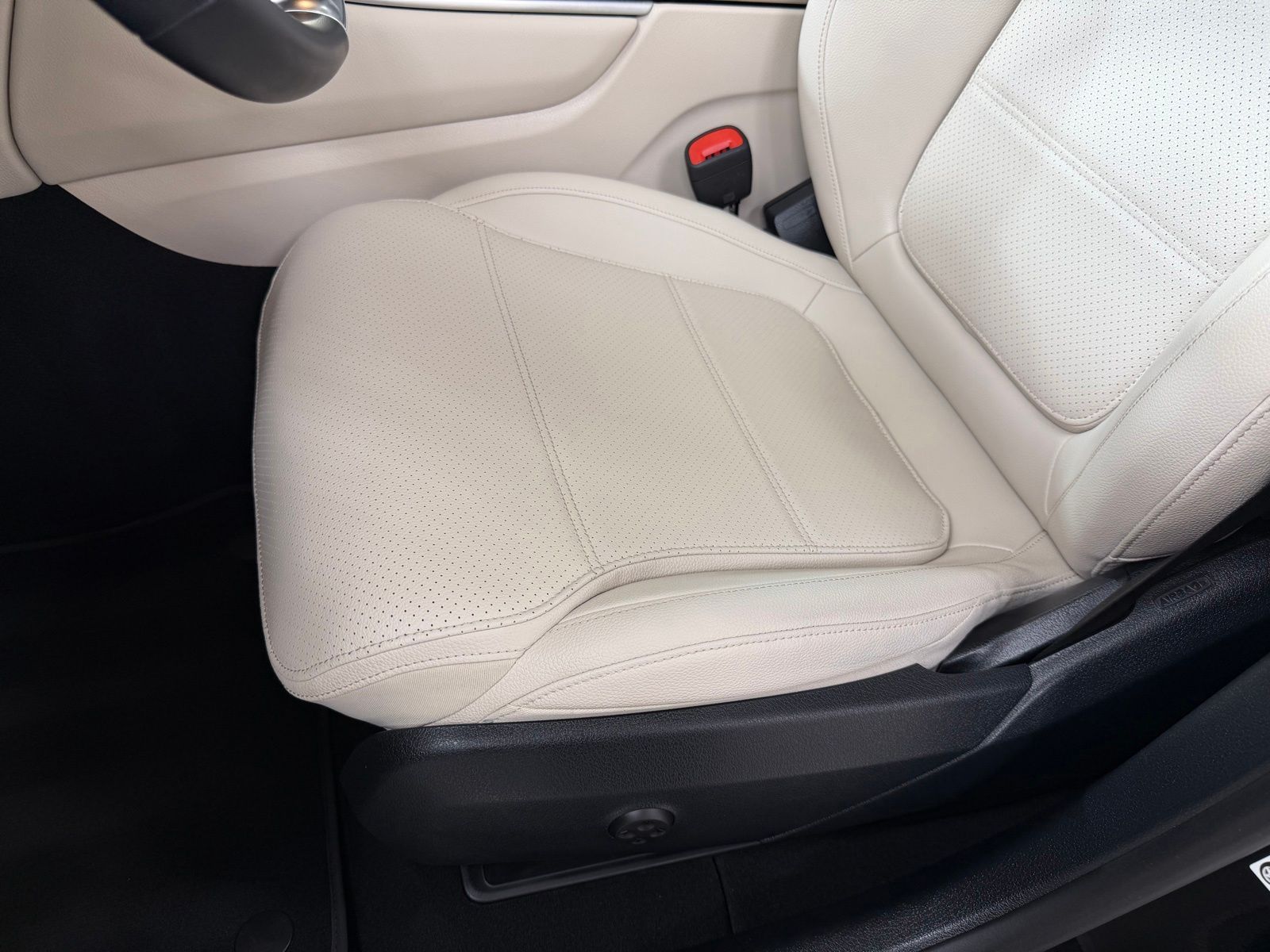 Used 2025 Black Mercedes-Benz GLC 300 image 31