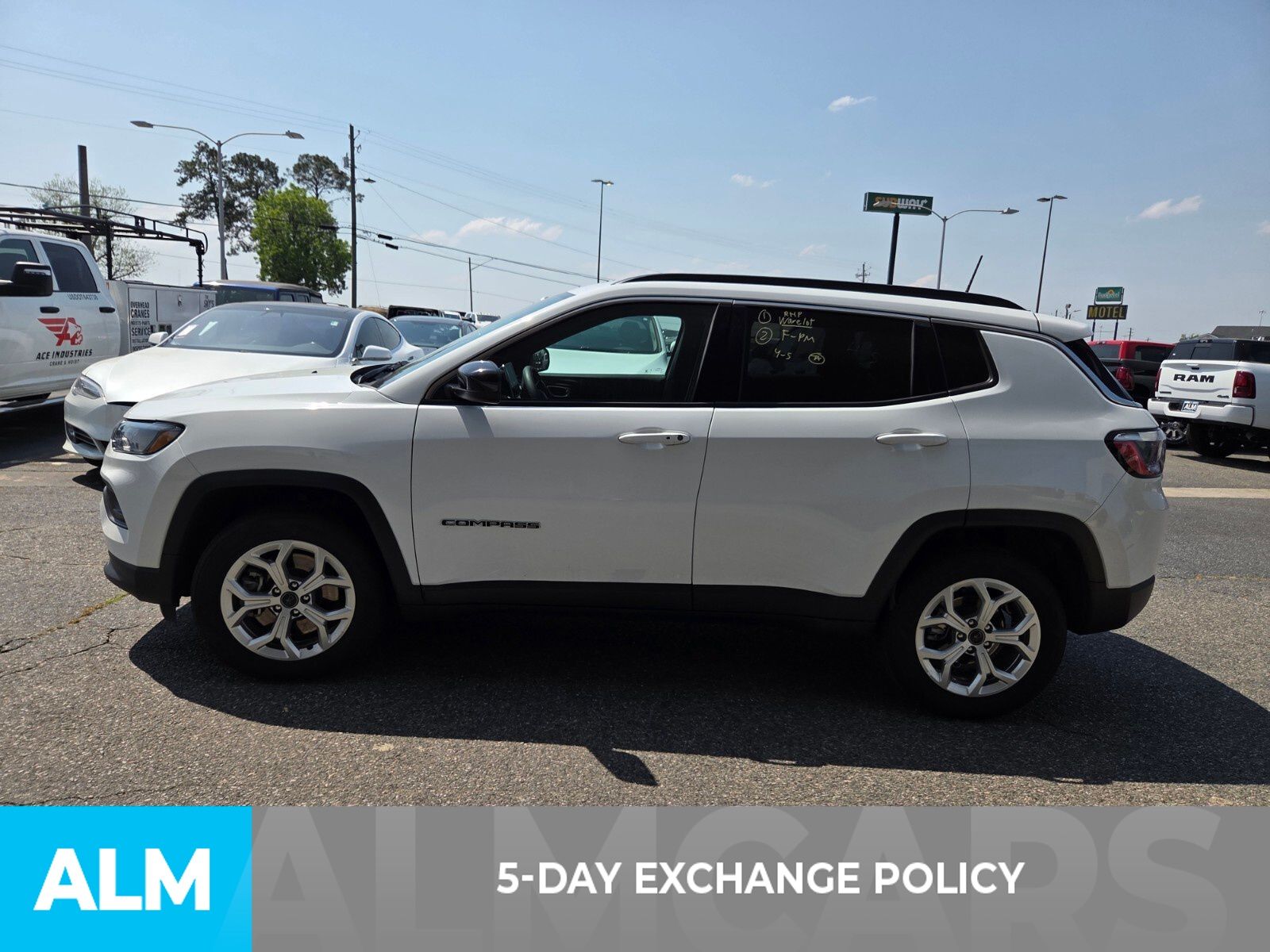 Used 2025 White Jeep Latitude image 4