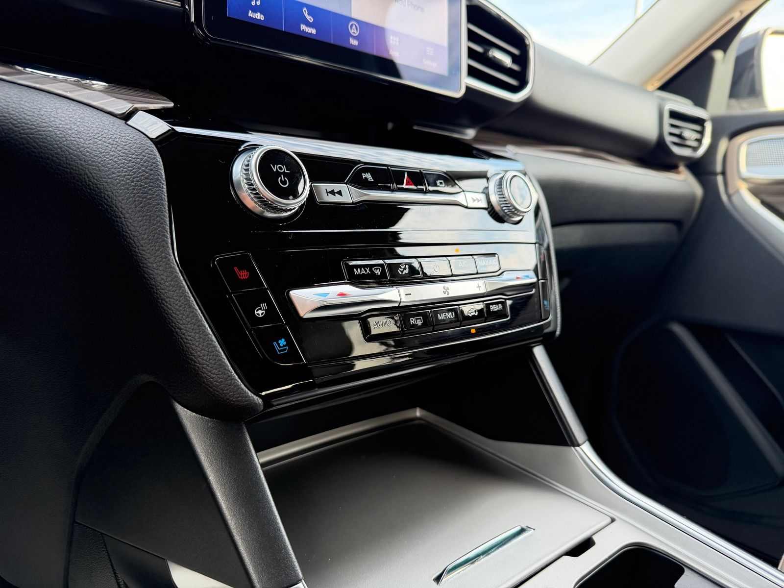 2022 Ford Explorer image 22