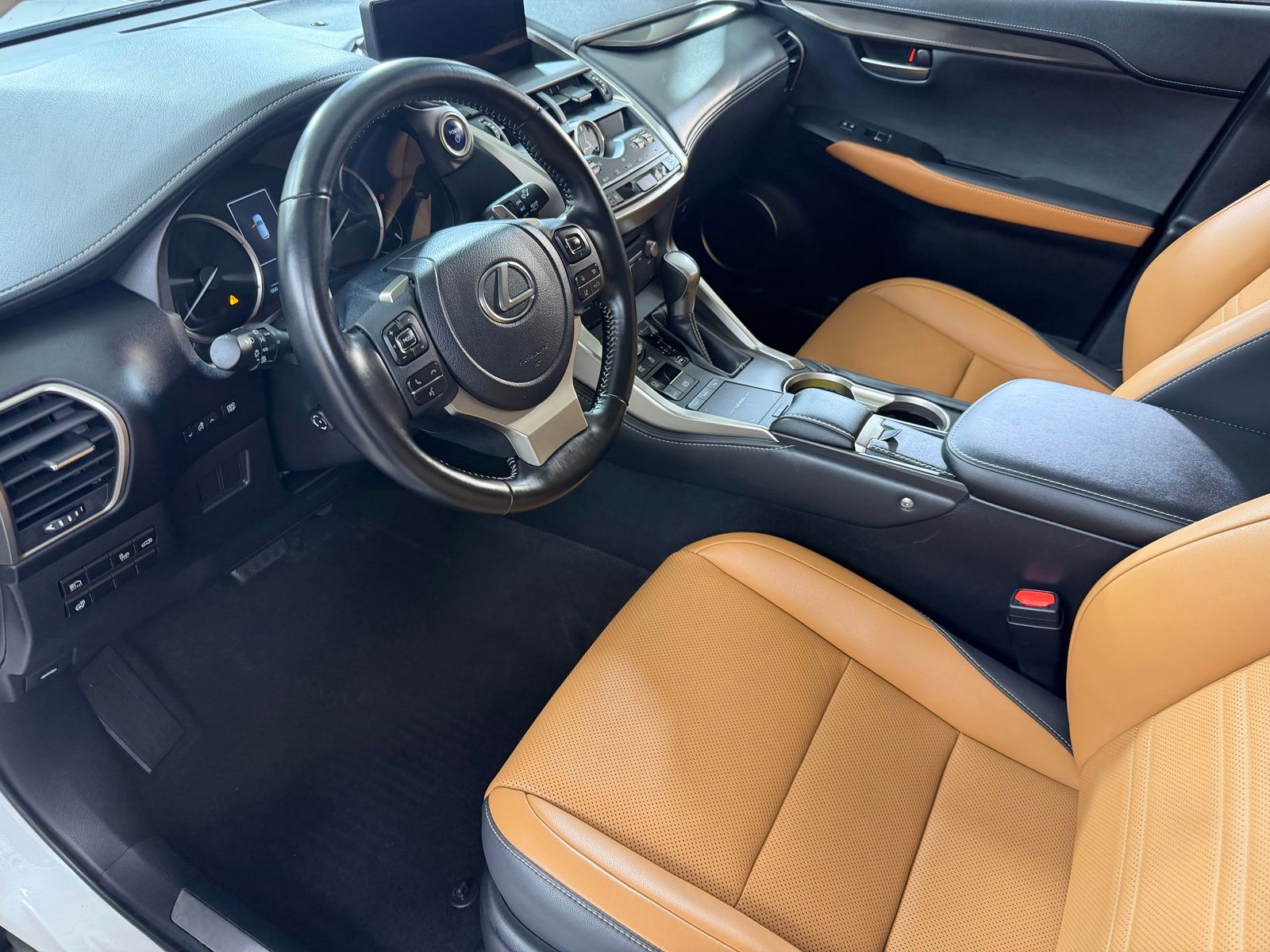 Used 2021 White Lexus 300h image 9