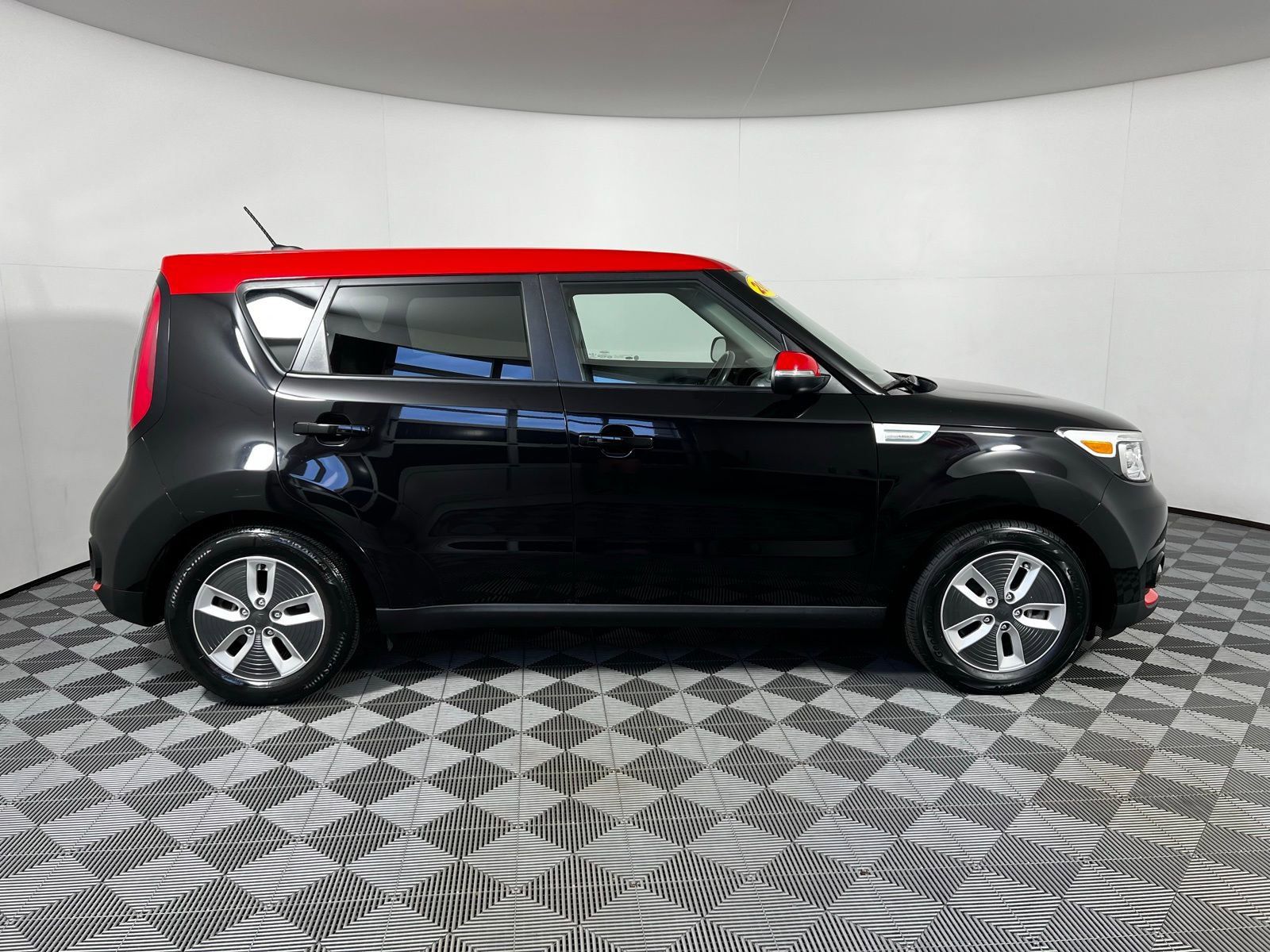 Thumbnail: 2017 Kia Soul EV - 4