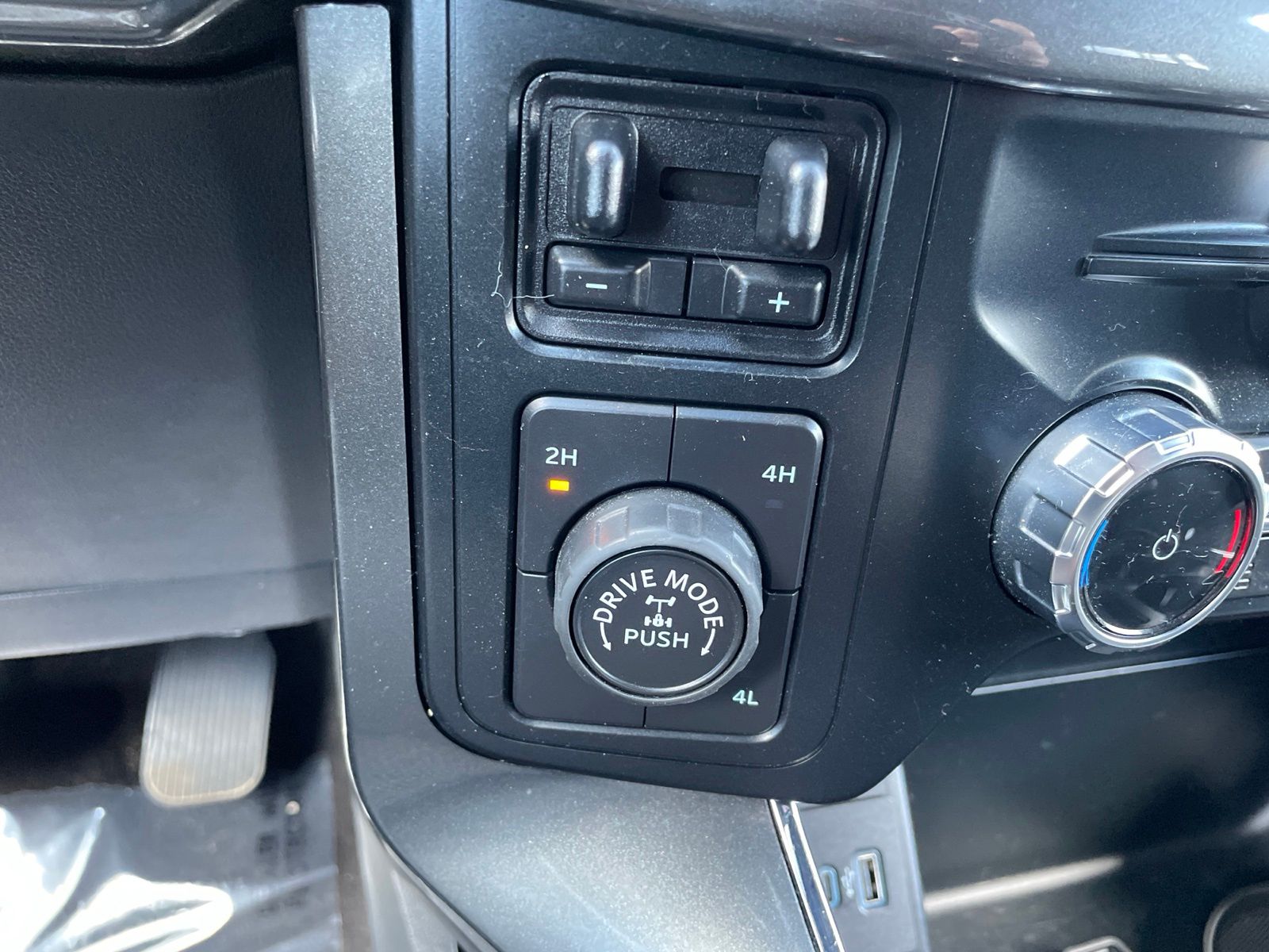 Certified Used 2022 White Metallic Ford XLT image 17