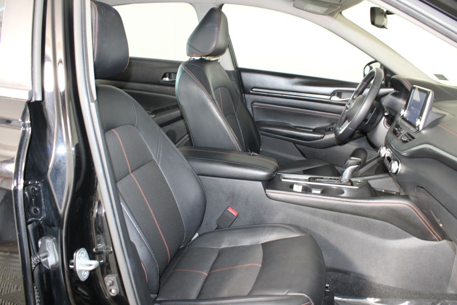 Used 2019 Black Nissan 2.5 SR image 17