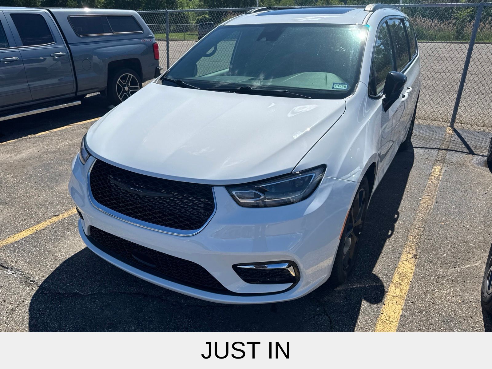 Bright White Clearcoat 2025 Chrysler Pacifica Limited FWD Minivan Front-Wheel Drive 9-Speed Automatic