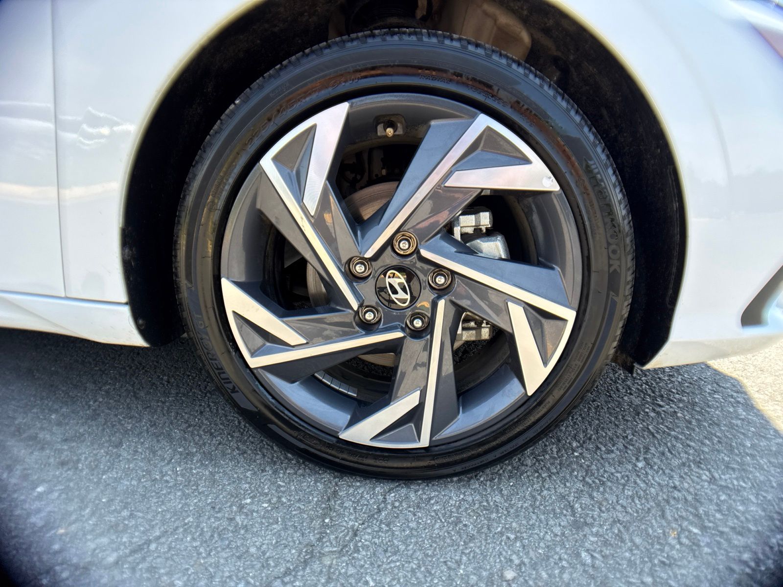 Used 2025 White Hyundai SEL Sport image 27