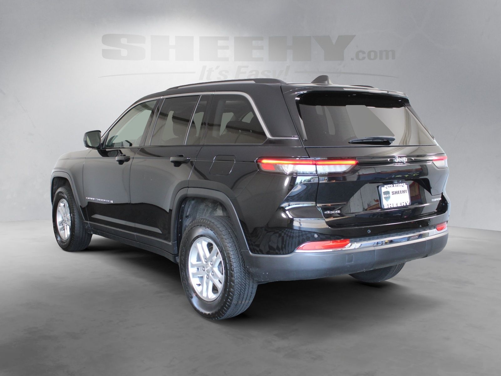 Used 2023 Black Jeep Laredo image 14