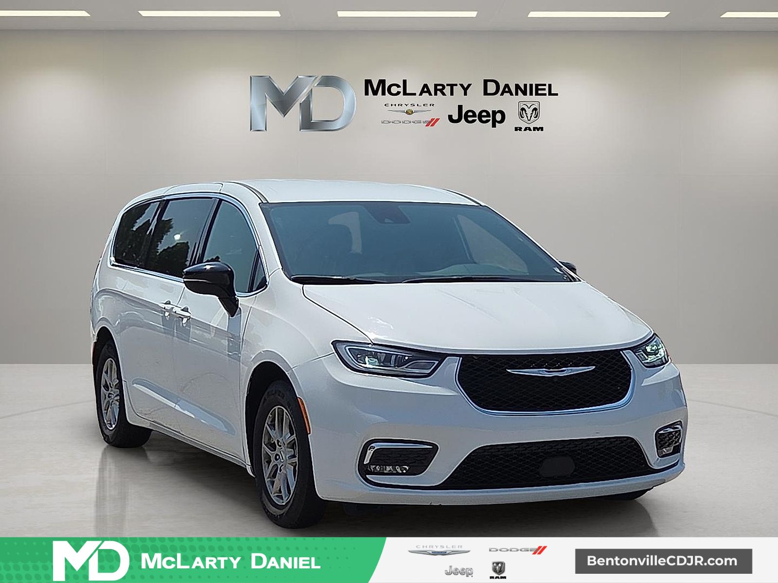 Bright White Clearcoat 2025 Chrysler Pacifica Minivan Front-Wheel Drive 9-Speed Automatic
