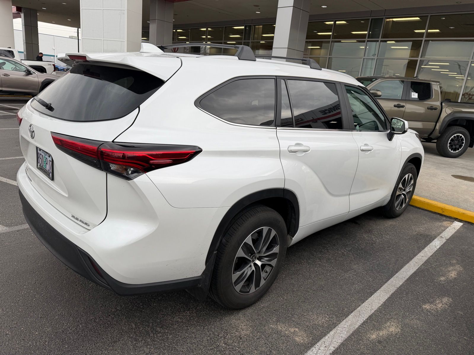 White 2023 Toyota Highlander L AWD SUV / Crossover All-Wheel Drive 8-Speed Automatic