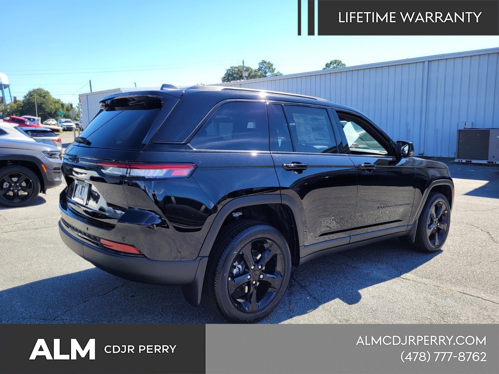 New 2025 Diamond Black Crystal Pearl-Coat Exterior Paint Jeep Altitude X image 14