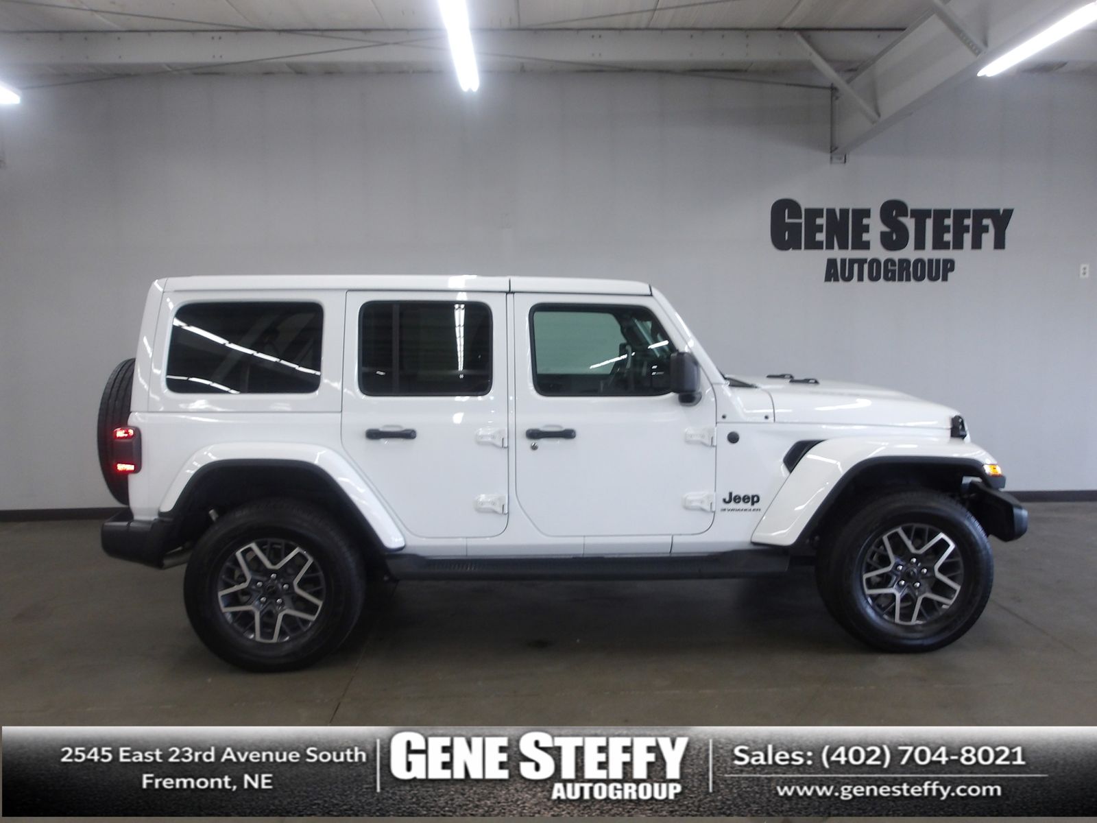 Bright White Clearcoat 2025 Jeep Wrangler Sahara 4-Door 4WD SUV / Crossover Four-Wheel Drive 8-Speed Automatic