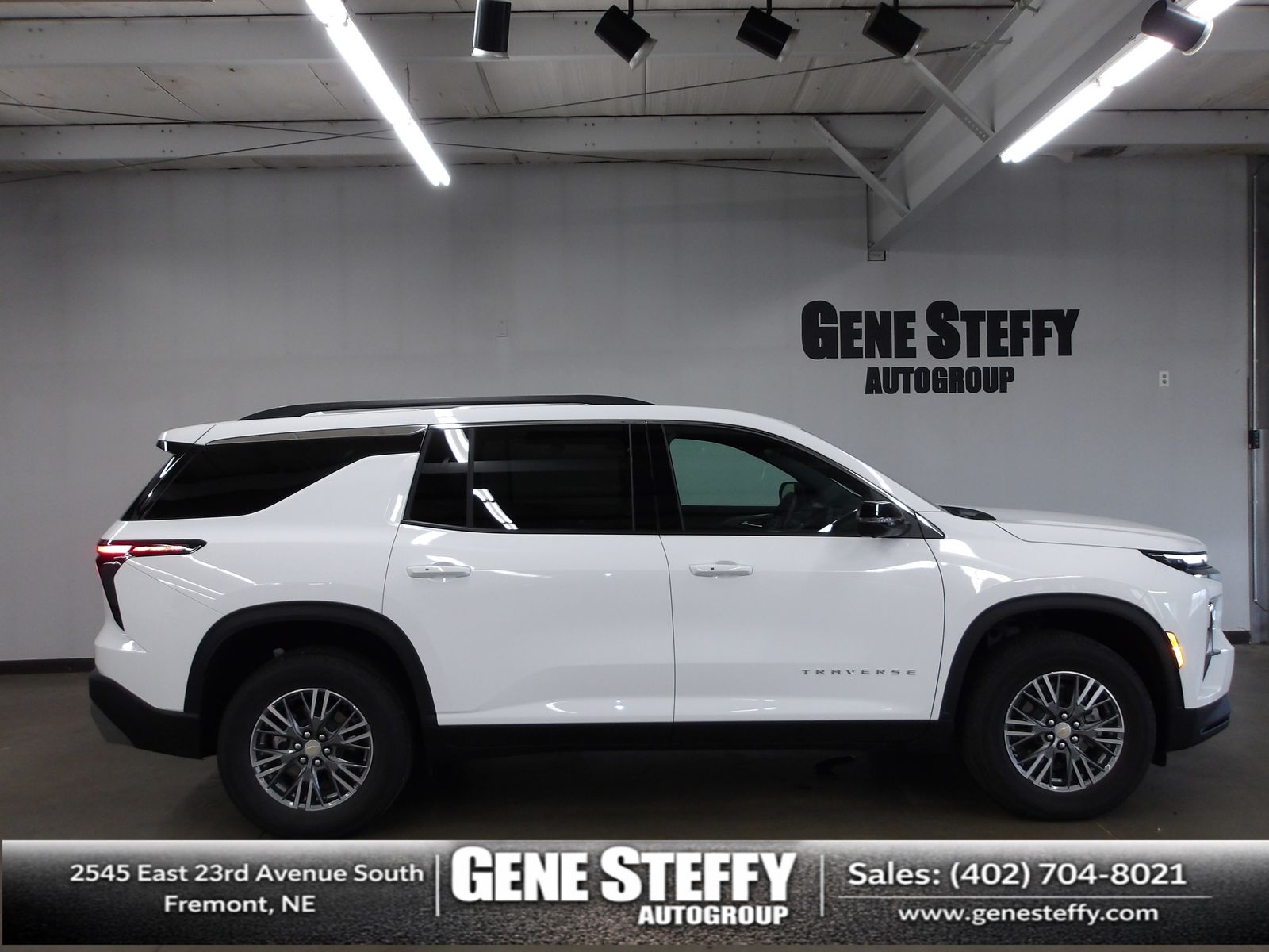 Summit White 2025 Chevrolet Traverse LT FWD SUV / Crossover Front-Wheel Drive 8-Speed Automatic