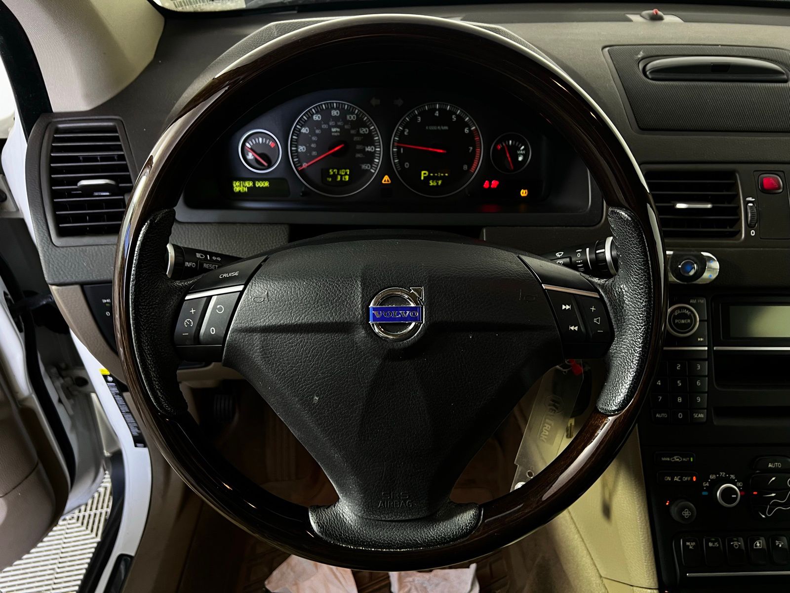 Thumbnail: 2010 Volvo XC90 - 10