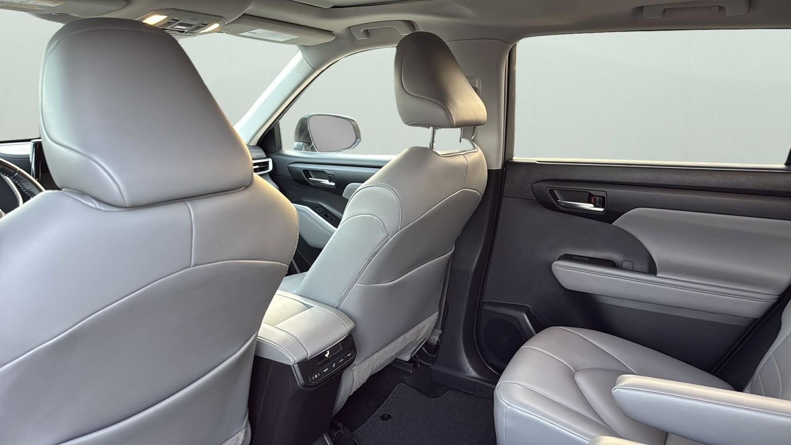 Used Car 2021 Toyota Highlander  Xle For Sale Under $30,000 In Austin, Texas