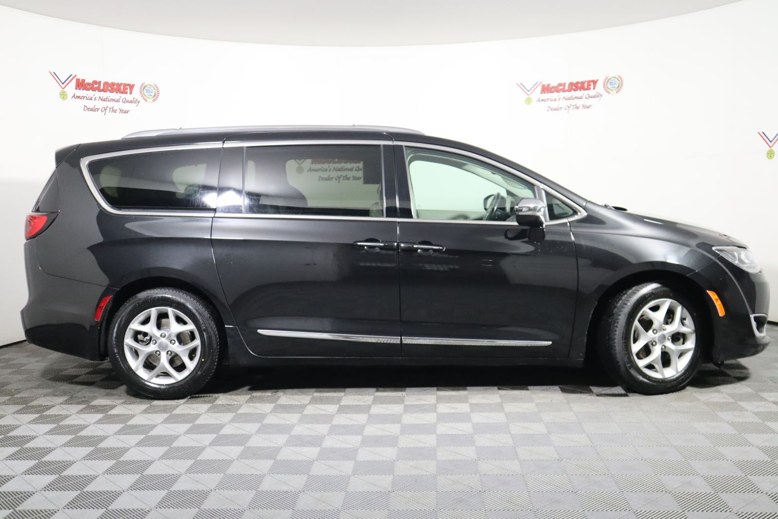 2020 Chrysler Pacifica Limited photo