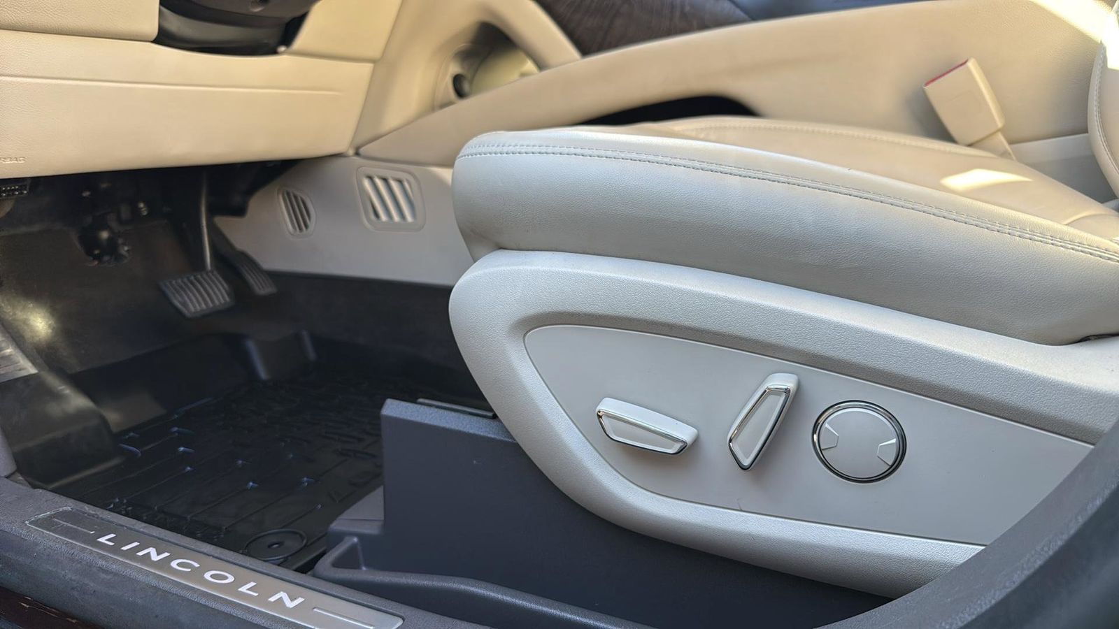 Used Car 2020 Lincoln Nautilus  Reserve For Sale Under $30,000 In Austin, Texas