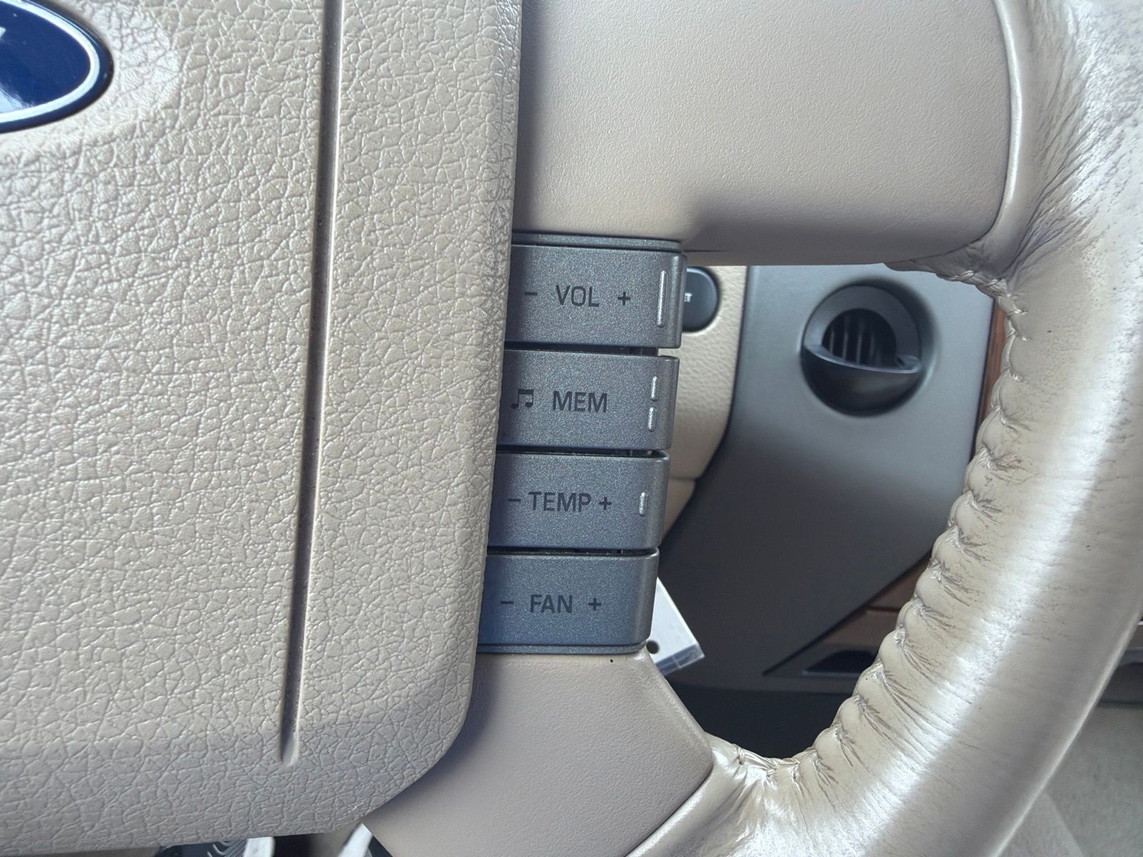 Used 2004  Ford Lariat image 30