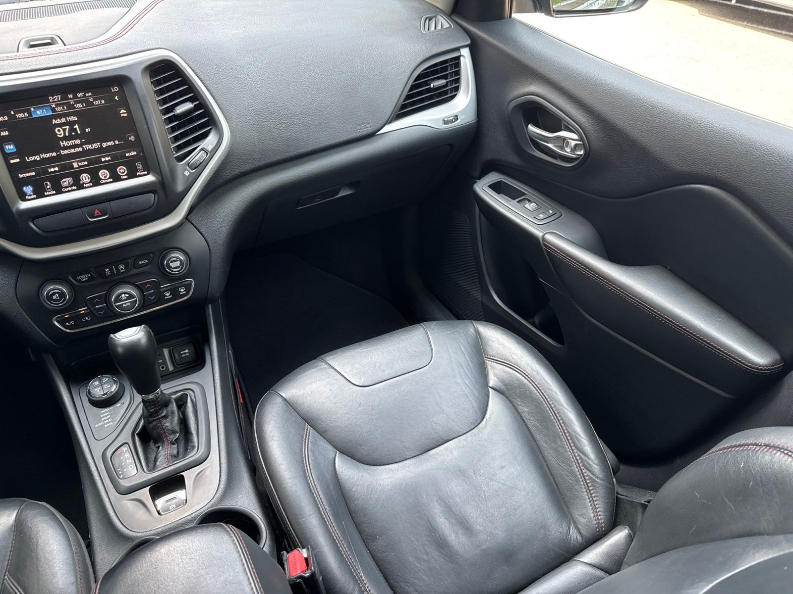 Used 2015 Anvil Clearcoat Jeep Trailhawk image 23