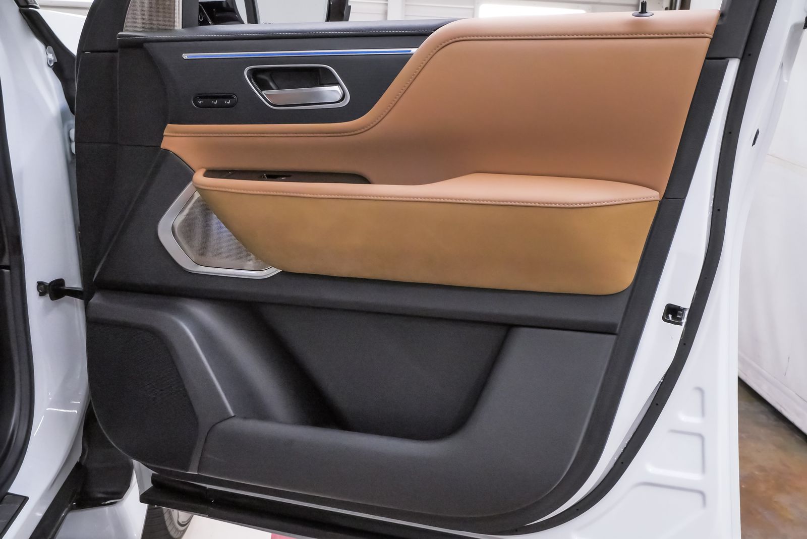 2025 INFINITI QX80 SENSORY White at River Oaks CDJR