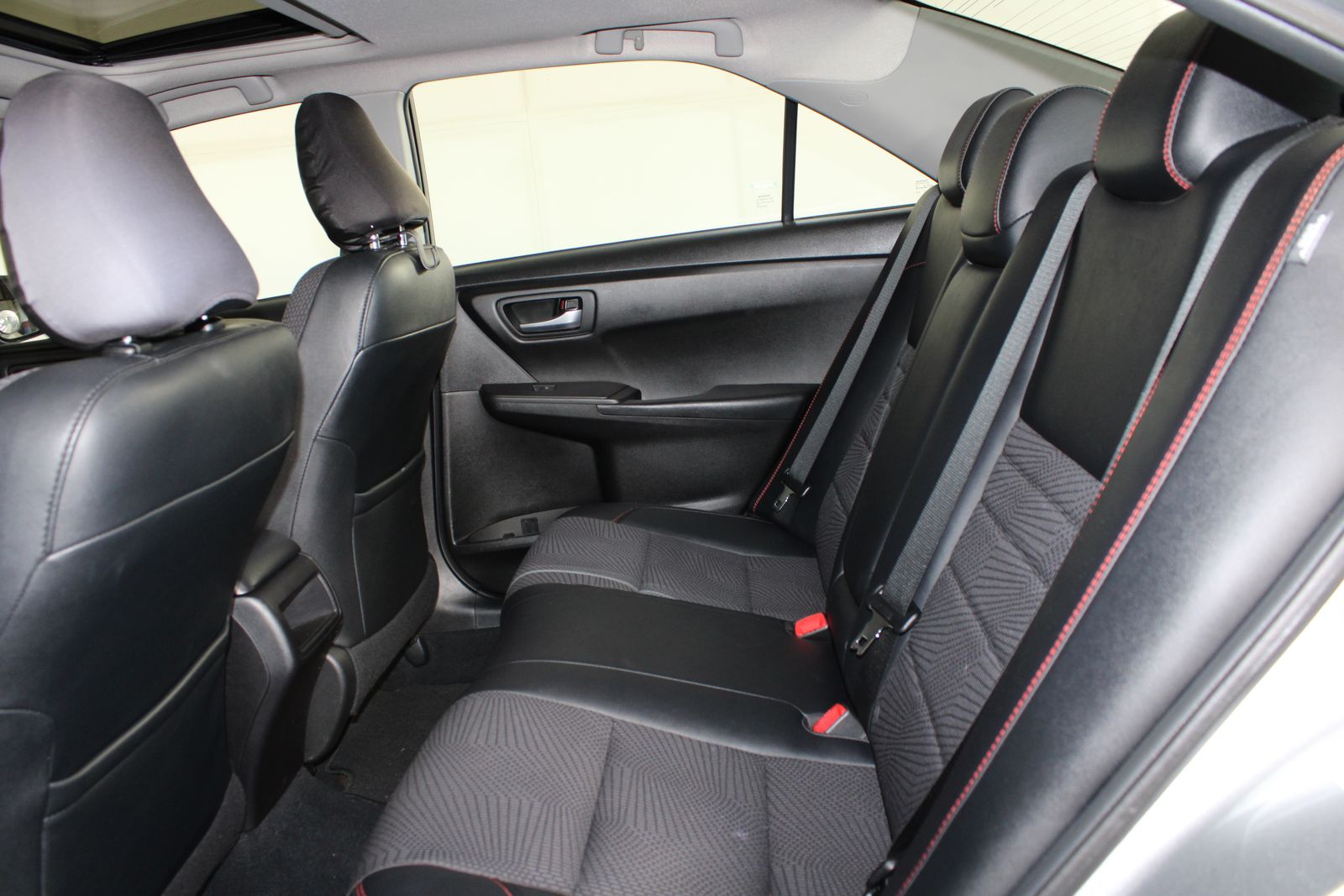 Used 2016 Silver Toyota SE image 7