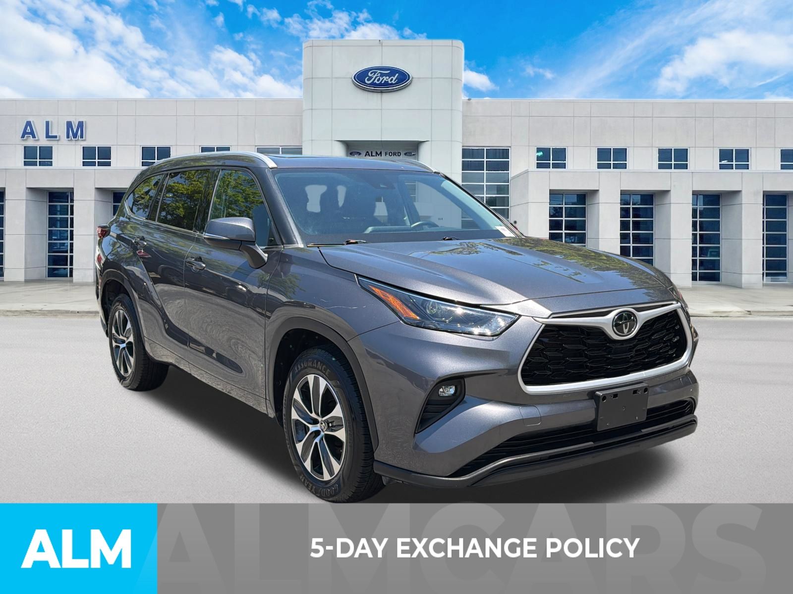 Used 2022 Gray Toyota XLE image 3