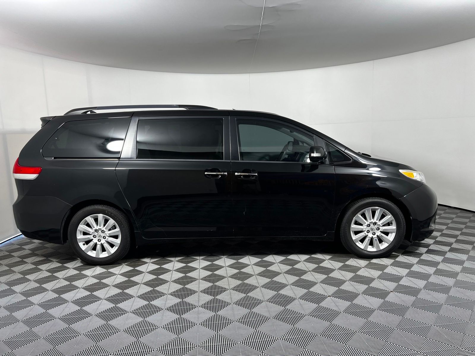 Thumbnail: 2013 Toyota Sienna - 4