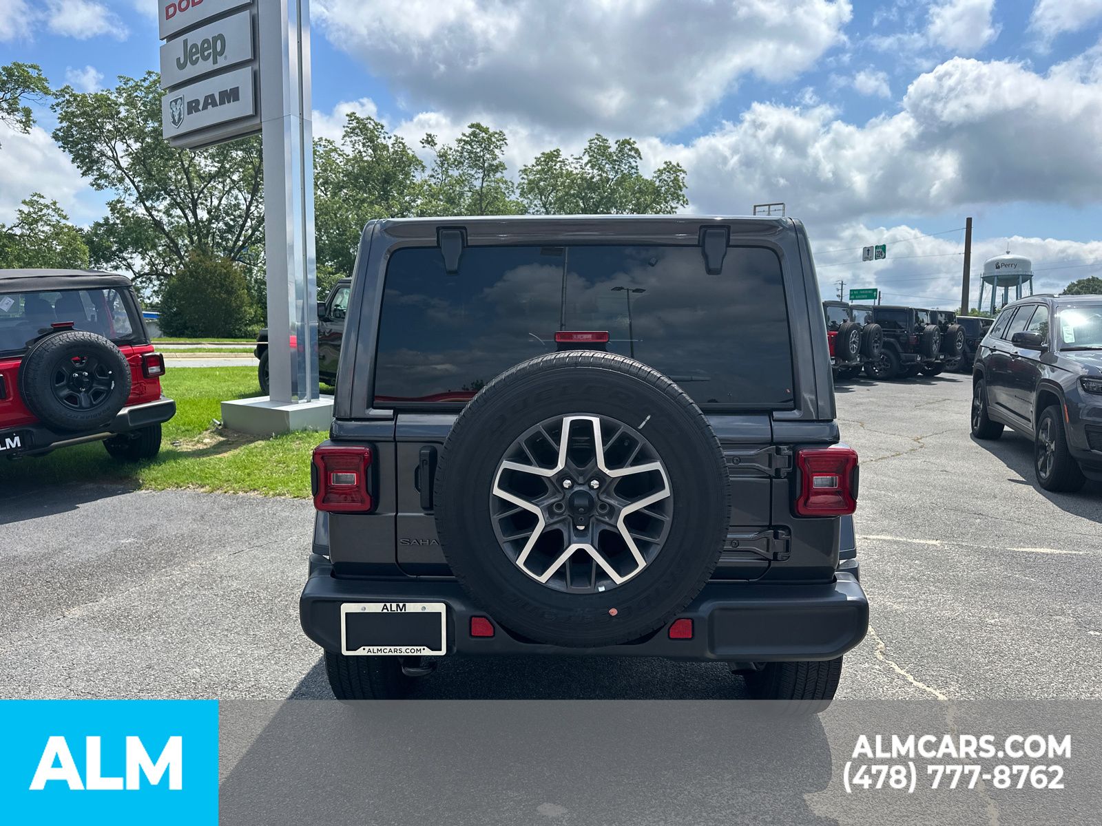 Used 2025 Gray Jeep Sahara image 7