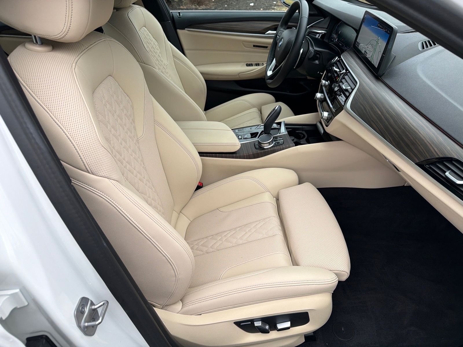 Used 2023 Alpine White BMW 540i xDrive image 33