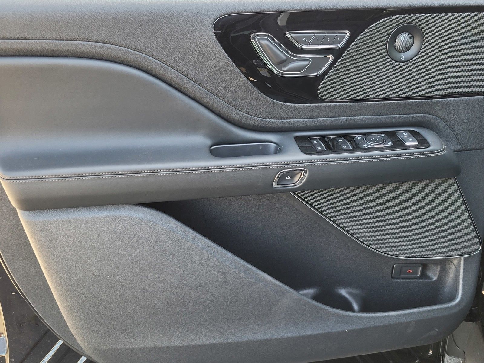 New 2025 Black Lincoln Reserve image 10