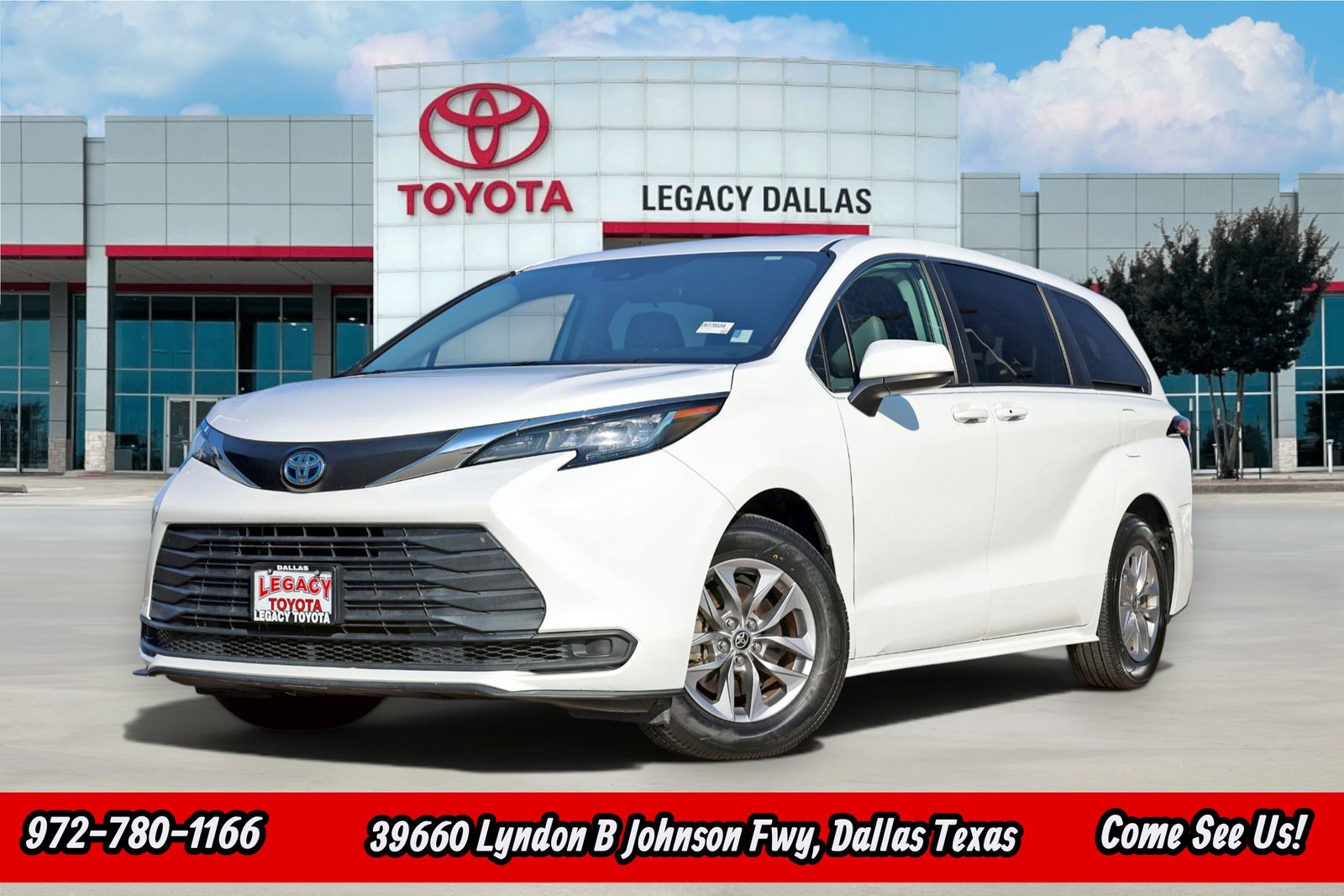 White 2022 Toyota Sienna Minivan Front-Wheel Drive Continuously Variable Transmission
