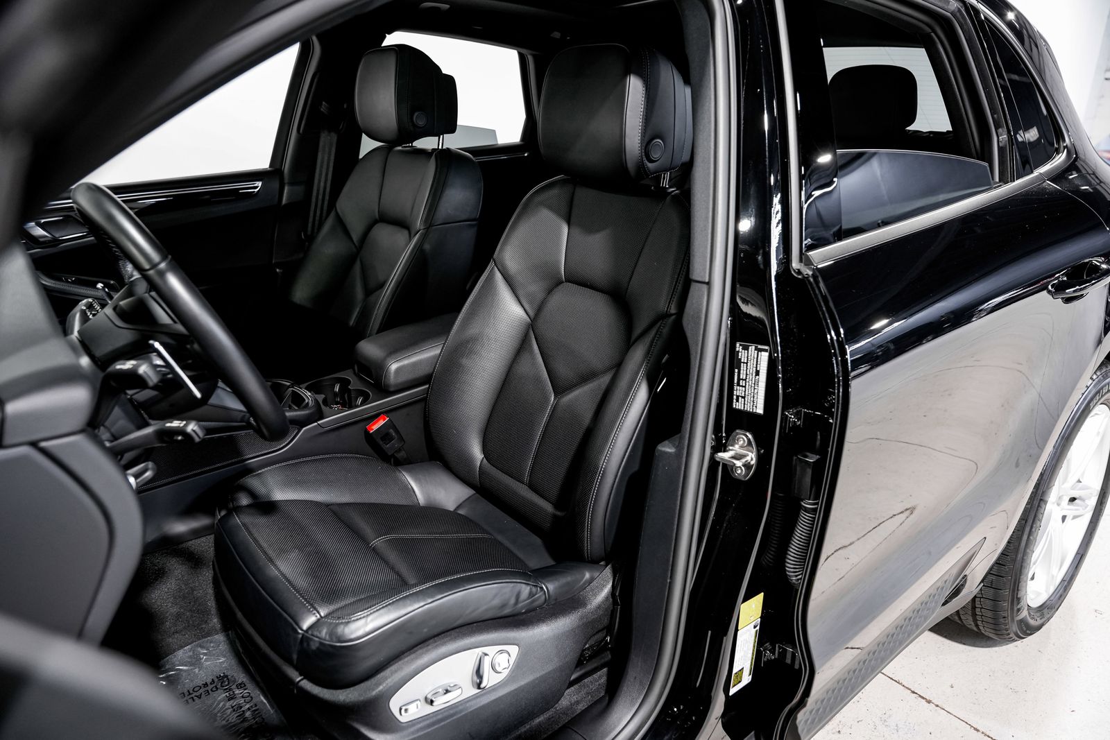 2024 Porsche Macan Base — photo 17