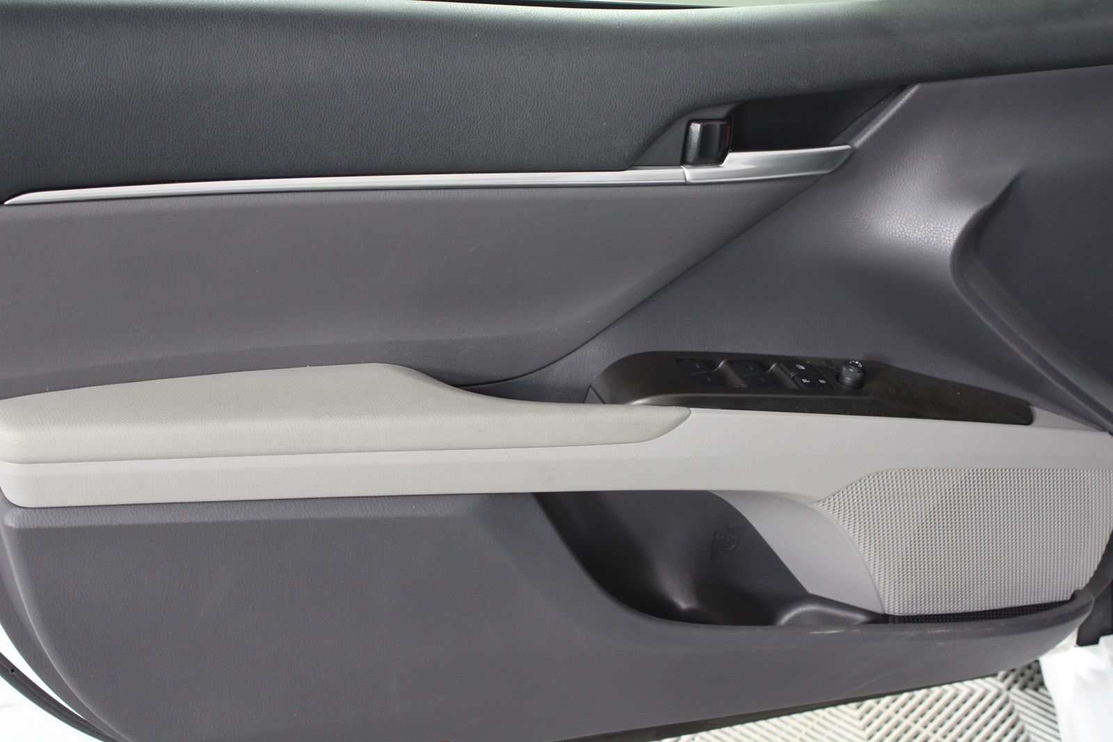 Used 2024 White Toyota SE image 22