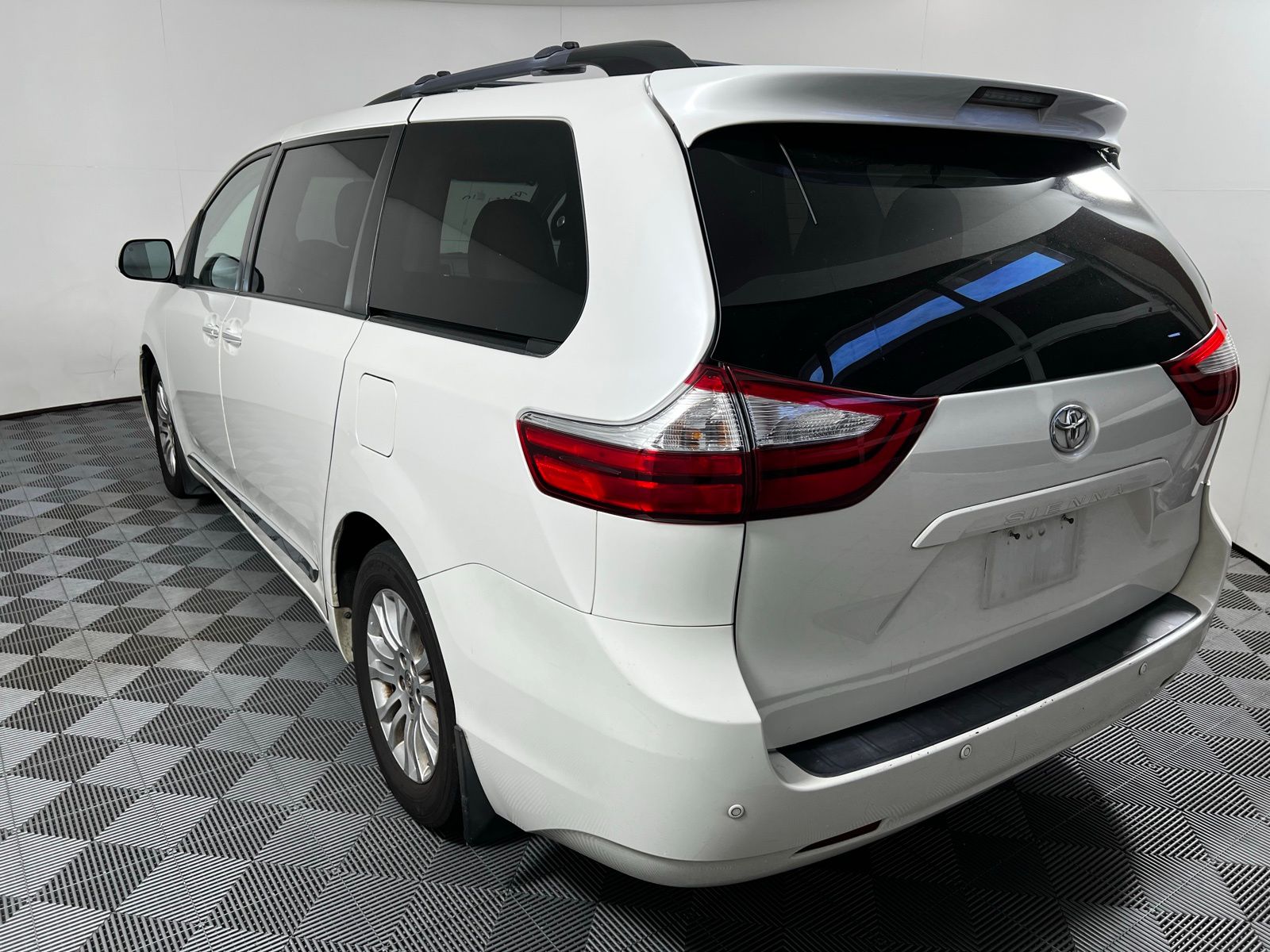Thumbnail: 2016 Toyota Sienna - 7