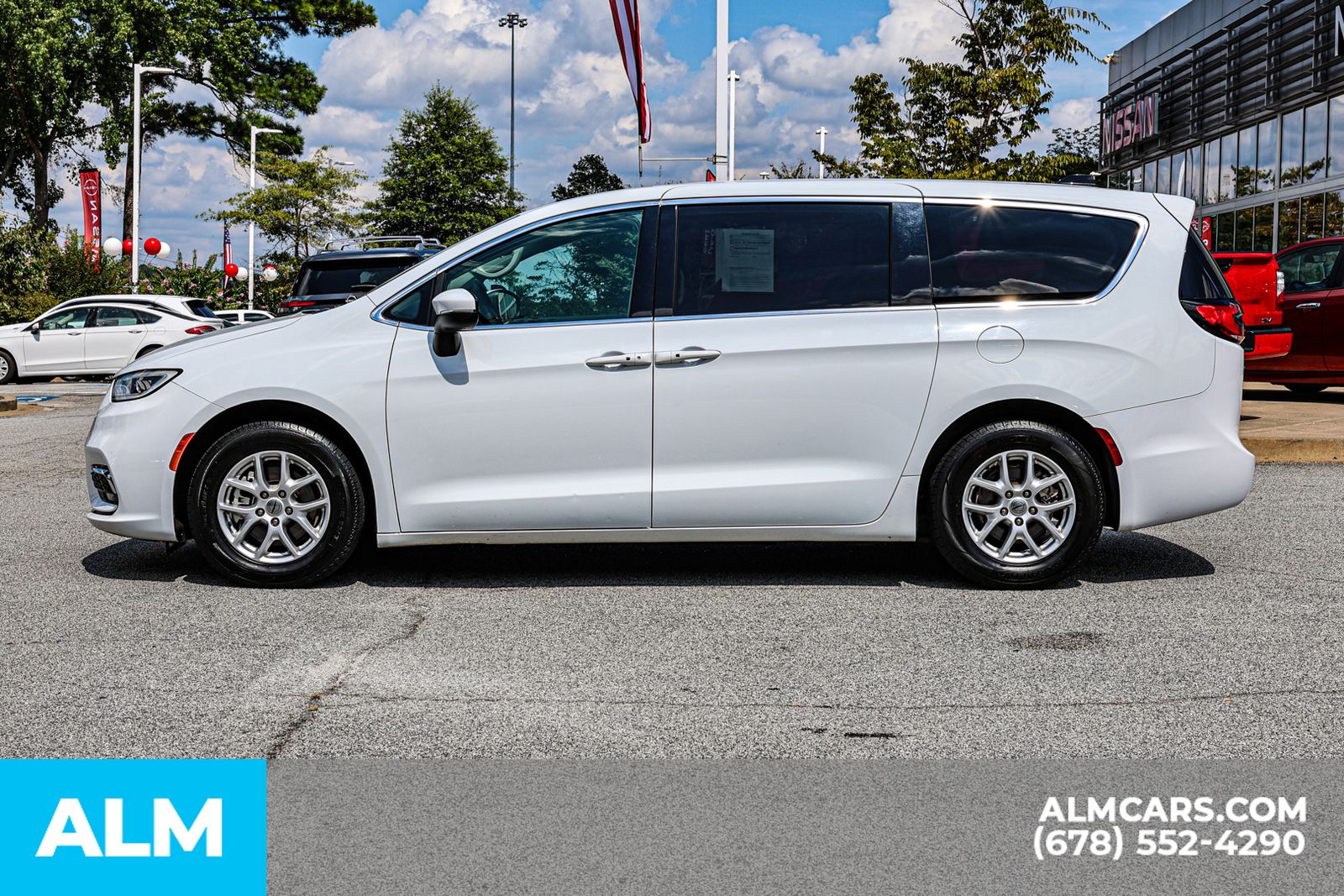 2023 Chrysler Pacifica Touring L photo 3