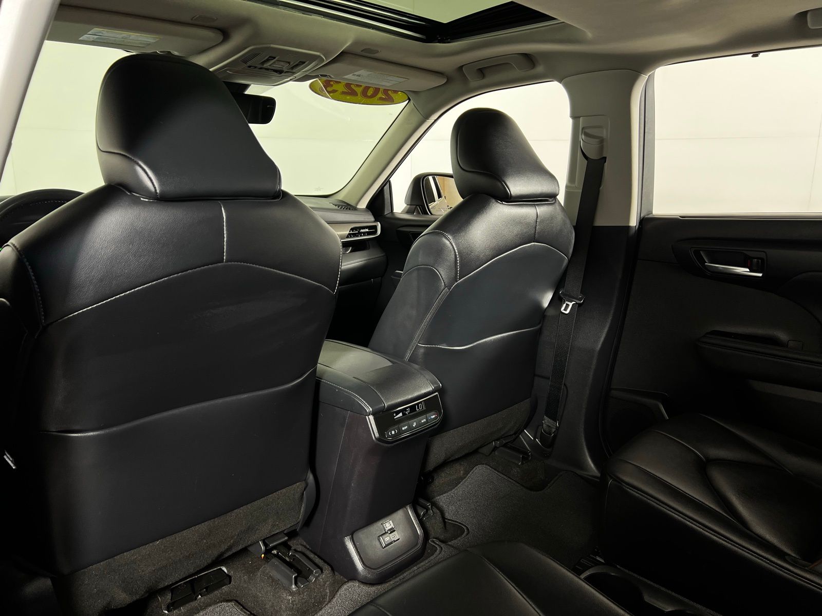 Thumbnail: 2023 Toyota Highlander - 20