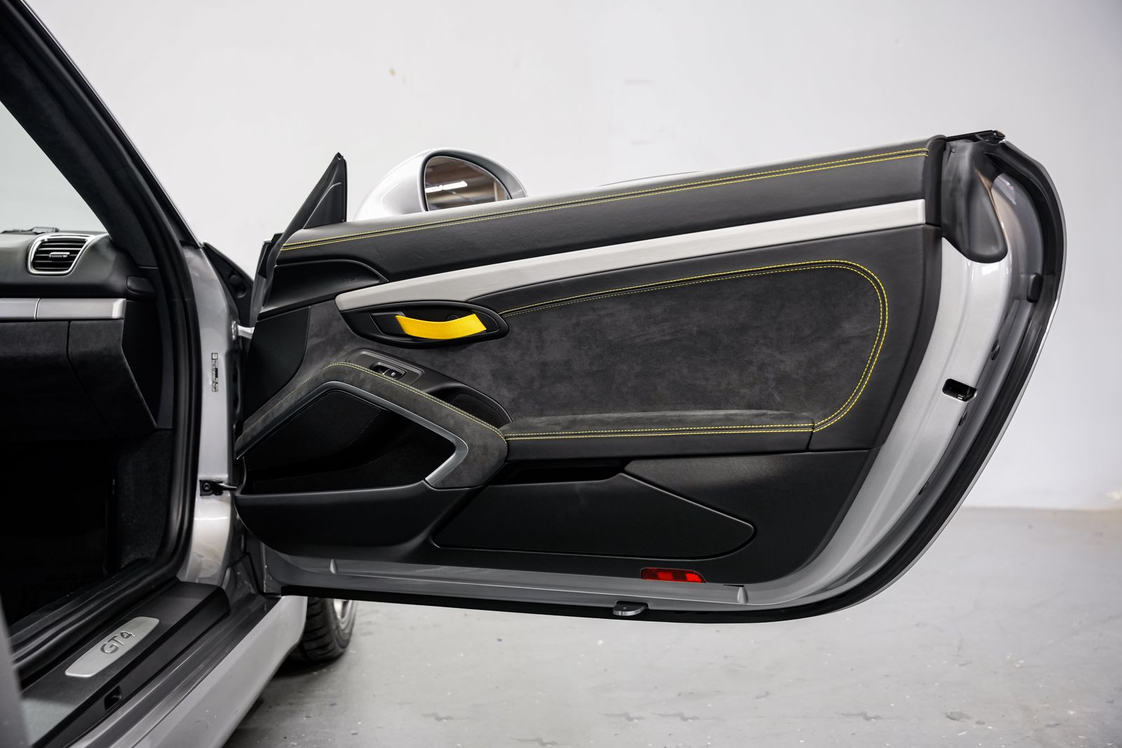 2016 Porsche Cayman GT4 — photo 20