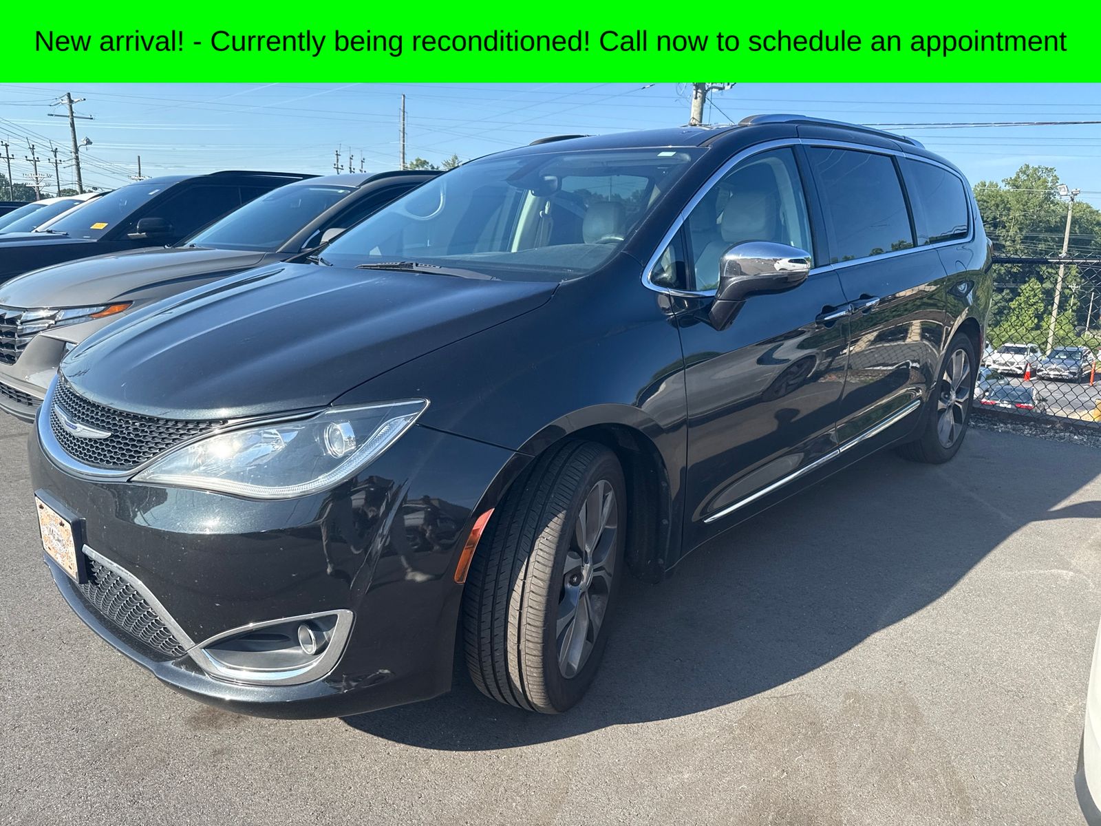 Brilliant Black Crystal Pearlcoat 2017 Chrysler Pacifica Minivan Front-Wheel Drive 9-Speed Automatic