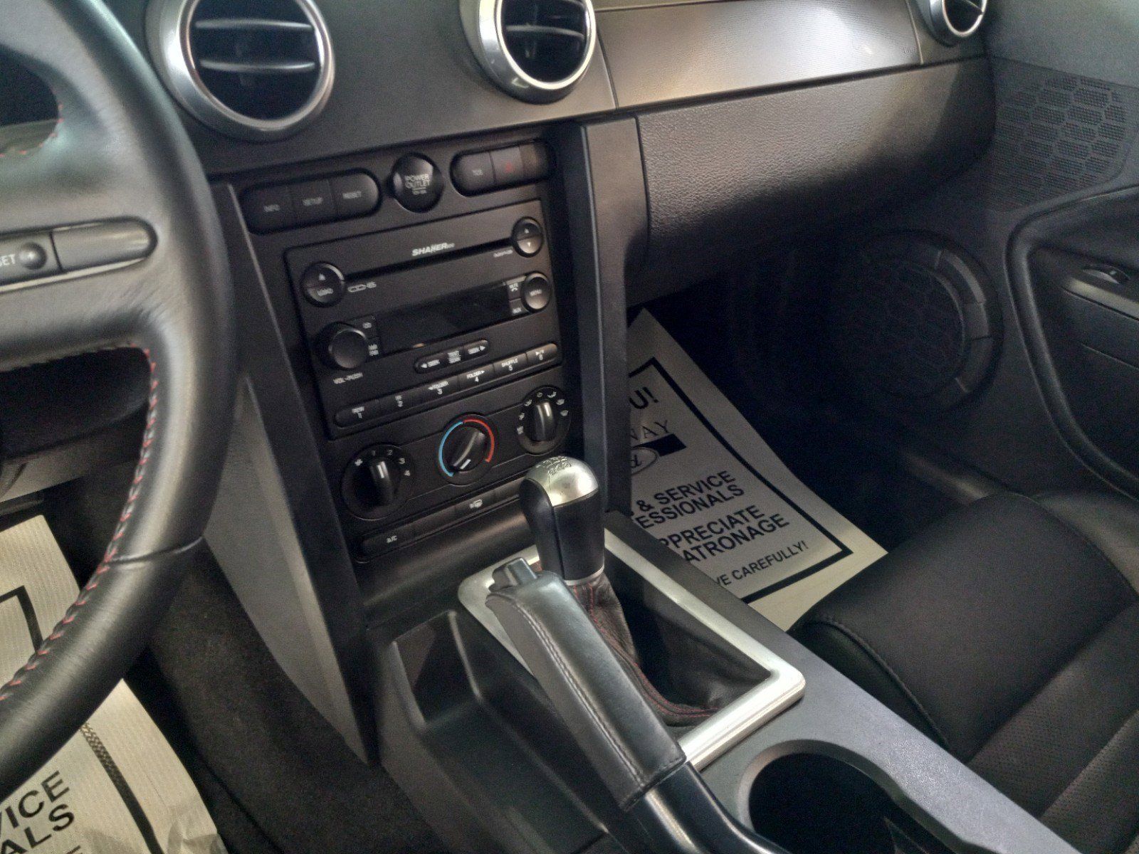 2007 Ford Mustang image 16