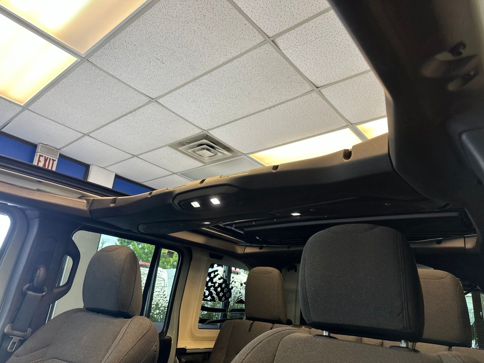Used 2024 Earl Clearcoat Jeep Sport S image 11