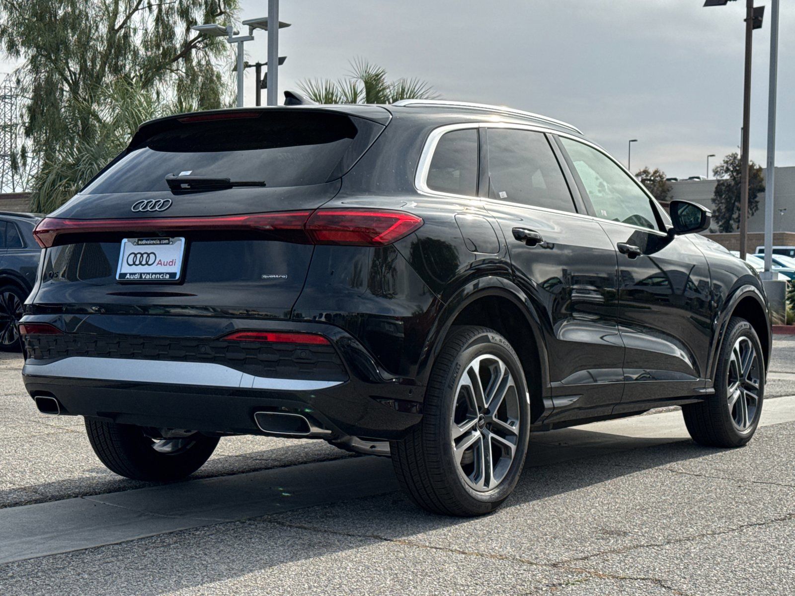 View vehicle photo 4