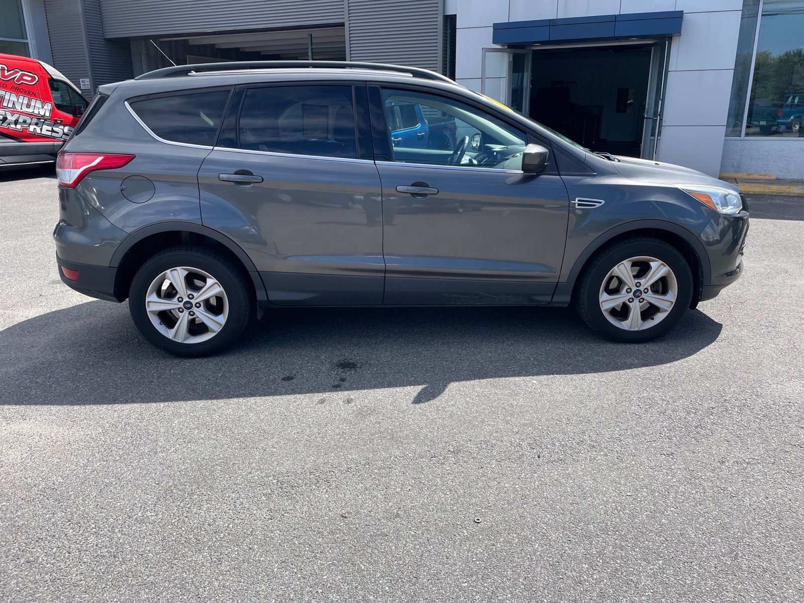 Used 2015 Magnetic Ford SE image 2