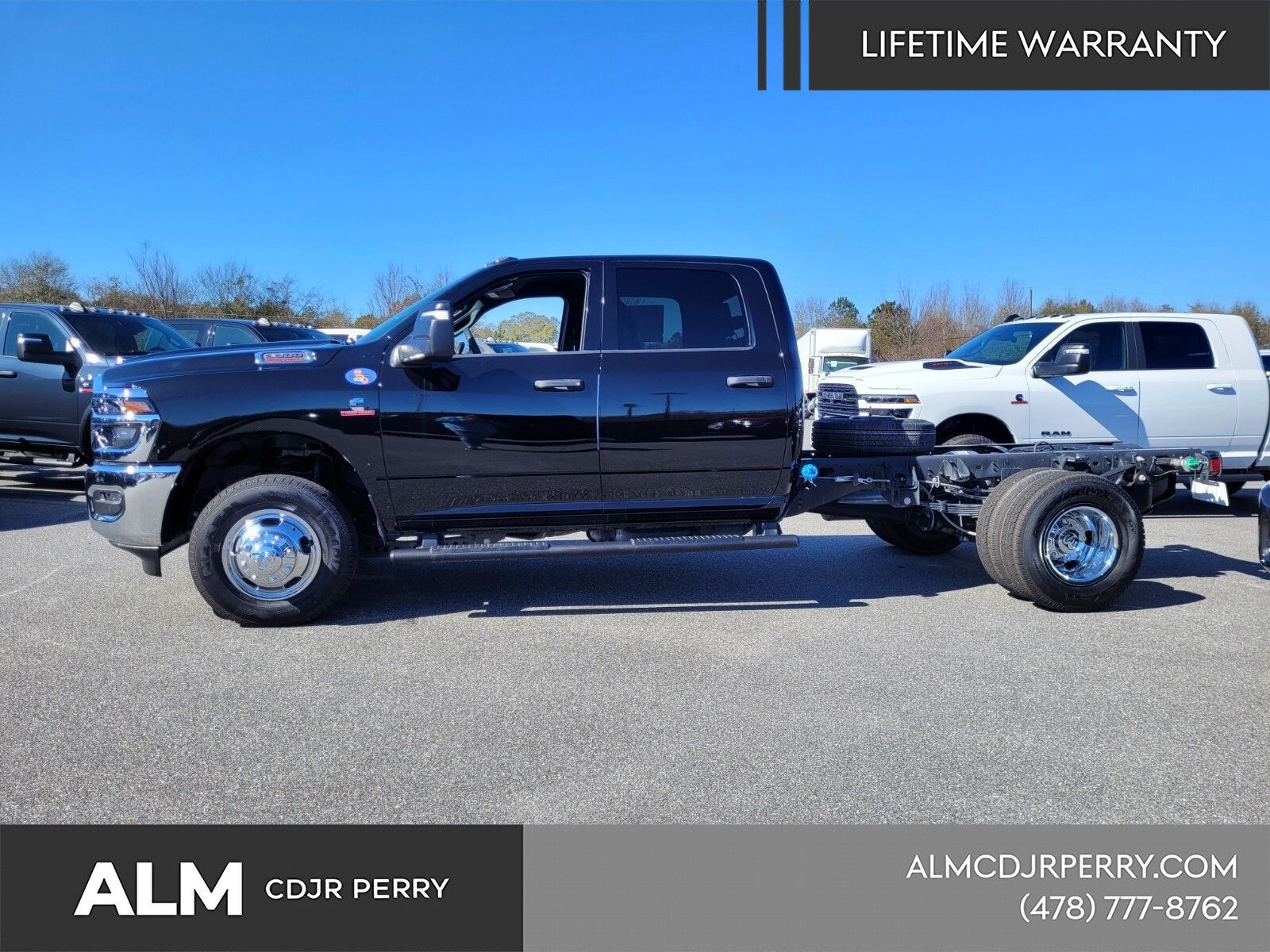 New 2026 Diamond Black Crystal Pearl-Coat Exterior Paint RAM Tradesman image 3