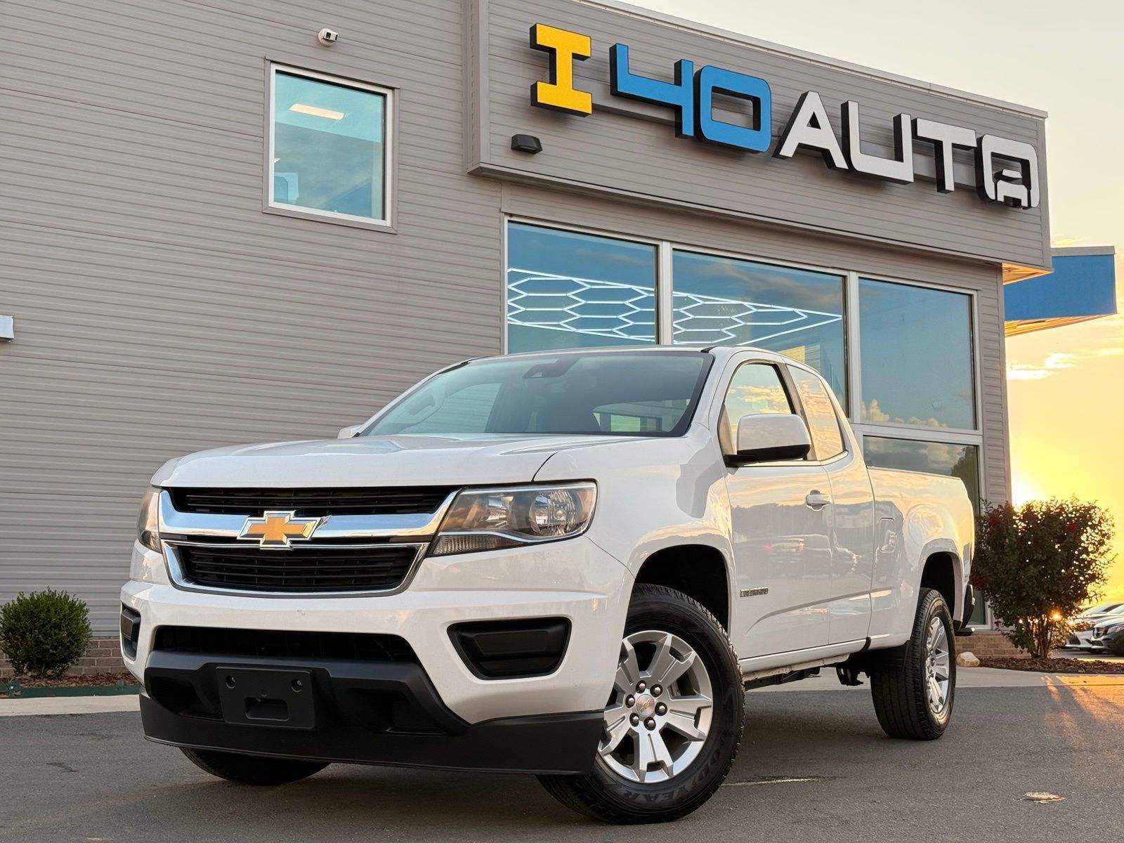 Summit White 2020 Chevrolet Colorado Pickup Truck 4X2 6-Speed Automatic