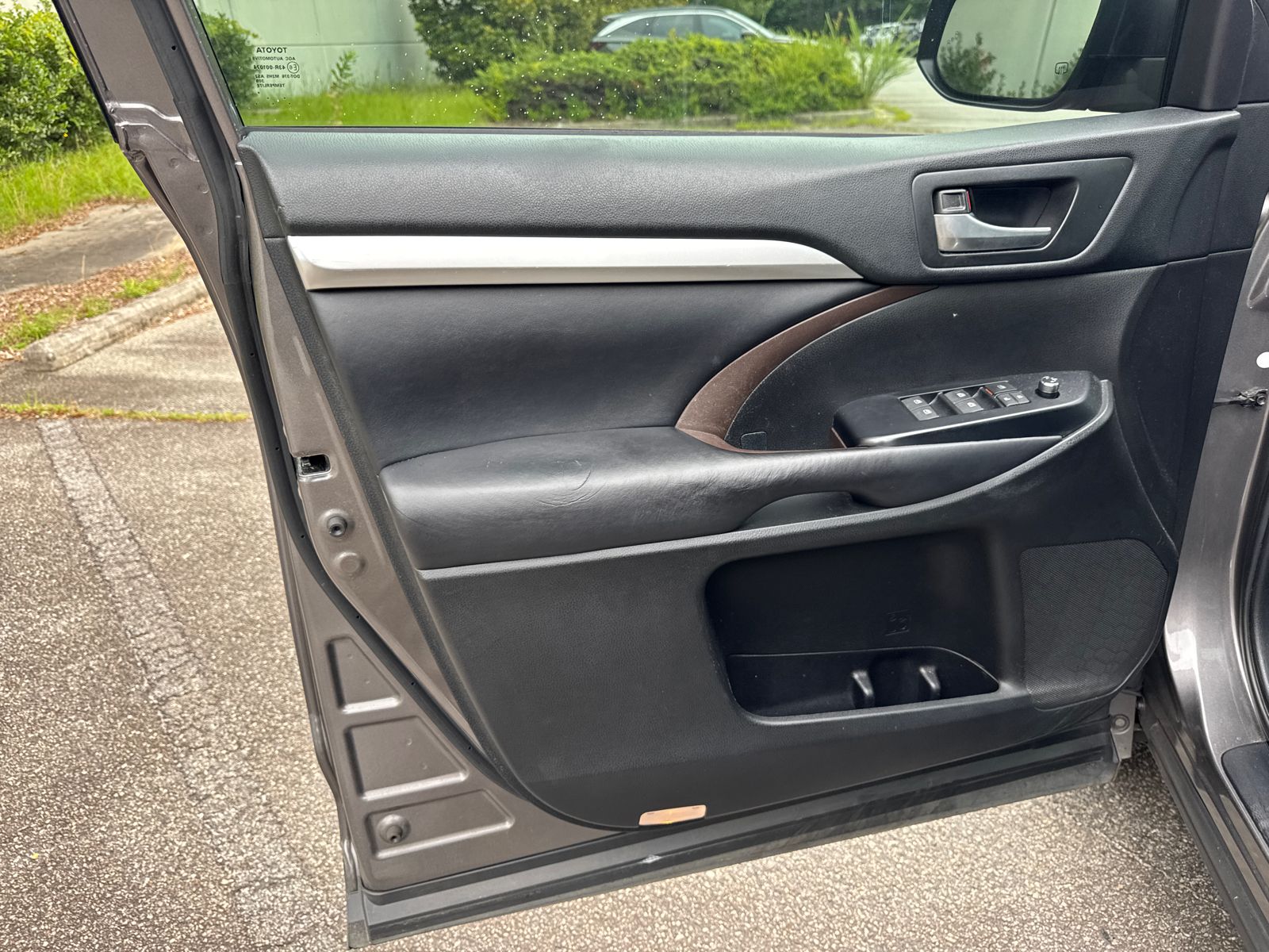Used 2018 Gray Toyota XLE image 10