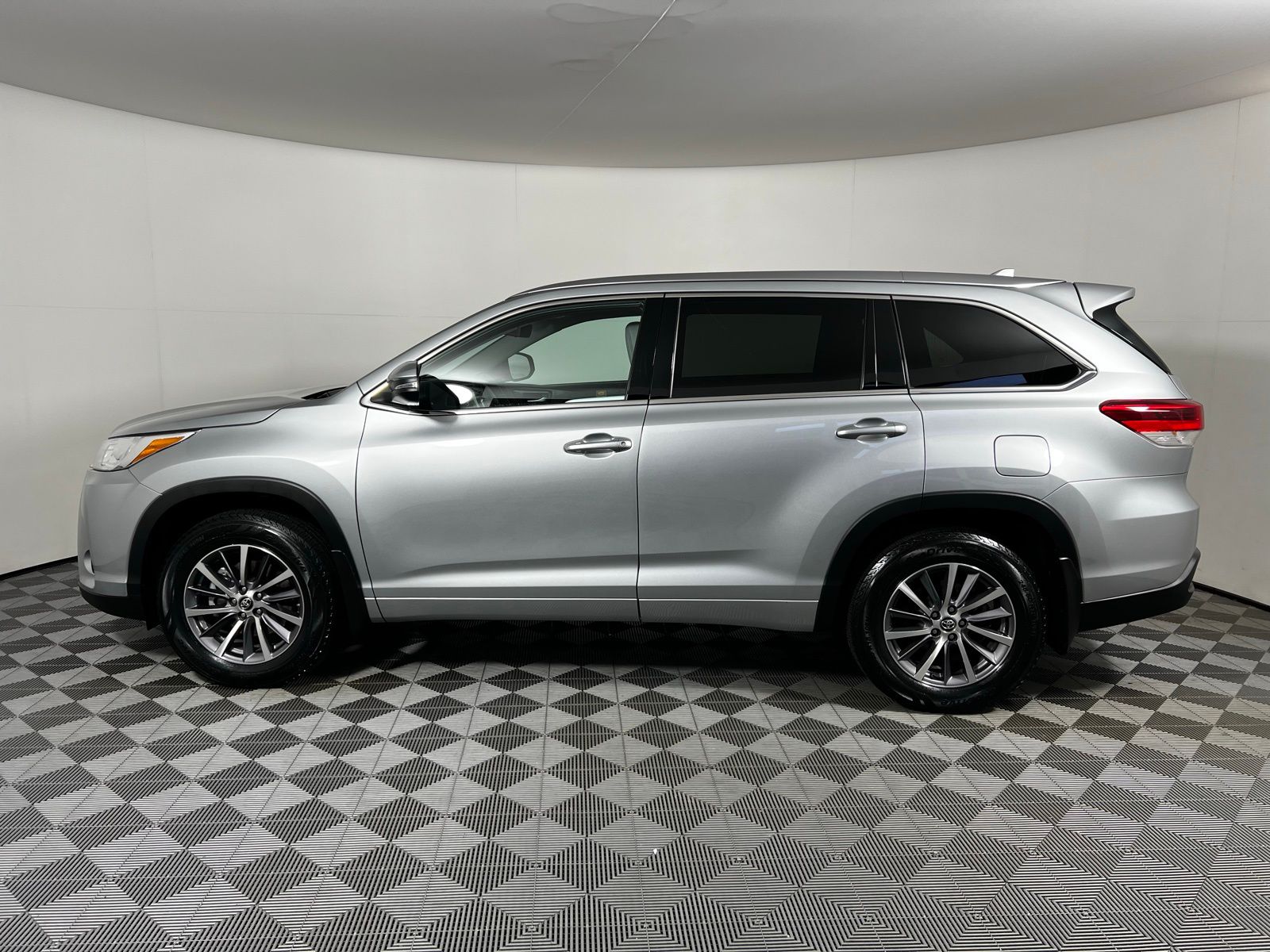 Thumbnail: 2018 Toyota Highlander - 8