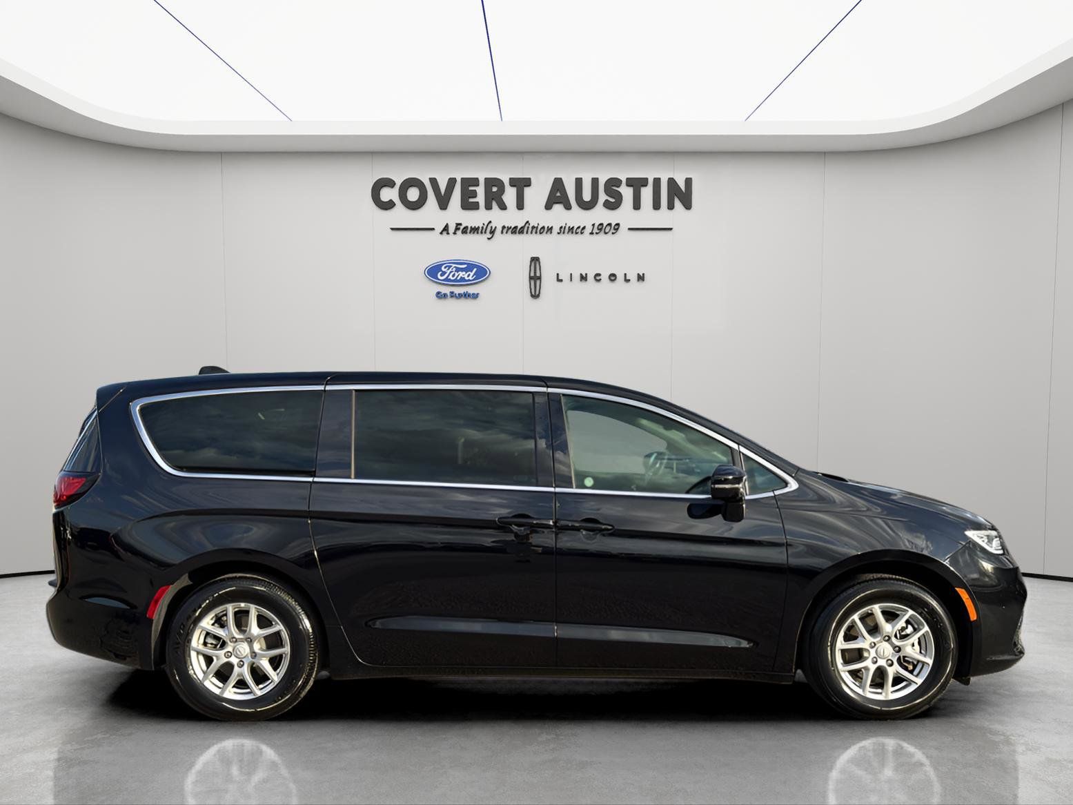 Used Car 2025 Chrysler Pacifica  Select For Sale Under $35,000 In Austin, Texas