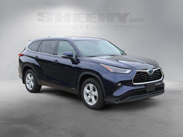 Used 2022  Toyota LE image 2