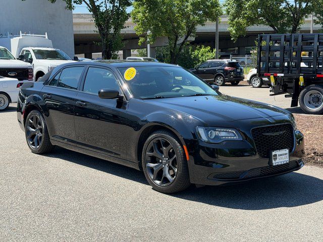 2021 Chrysler 300 Touring's photo