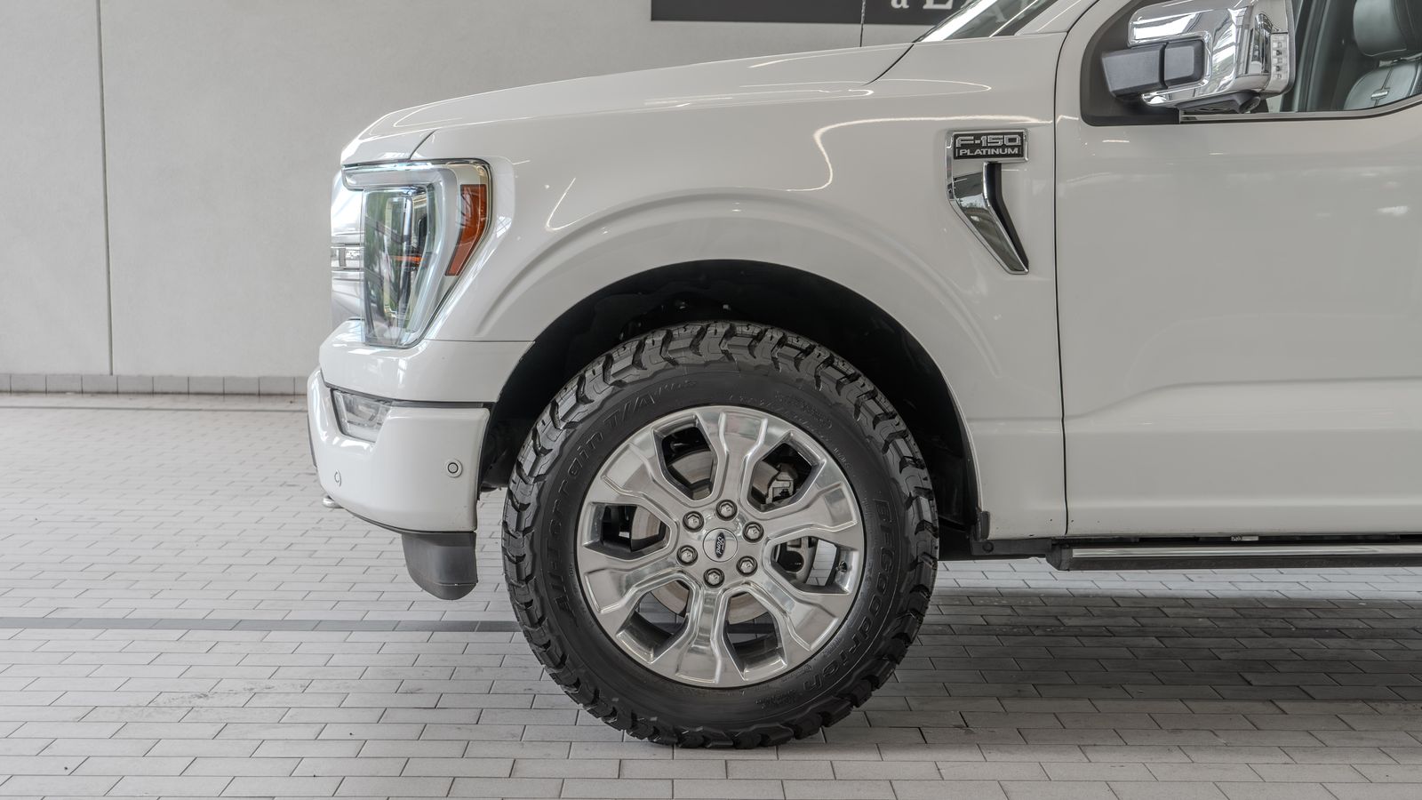 2022 Ford F-150 Platinum — foto completa 4 de 33