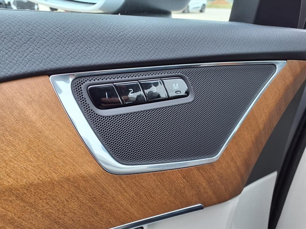 2022 Volvo XC90 T6 Momentum Silver at DeMontrond Auto Country