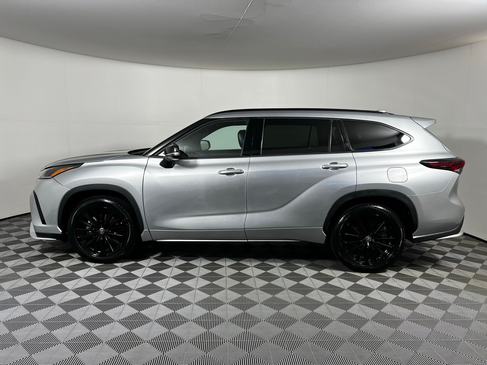 Thumbnail: 2025 Toyota Highlander - 8